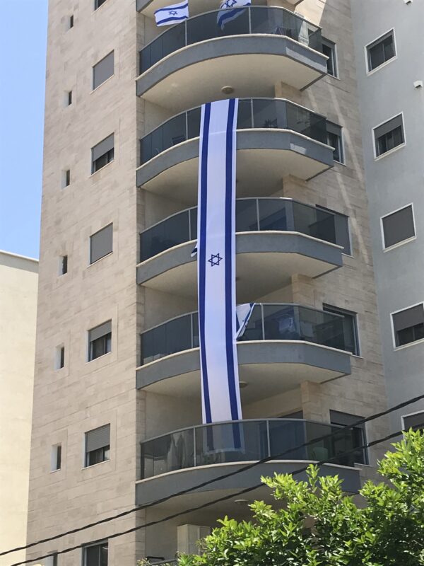 דגל משי 10 מטר / 1.10 מטר כולל 4 טבעות לקשירה