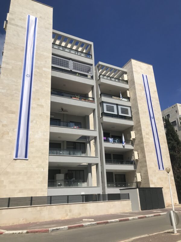 דגל משי 15 מטר / 1.10 מטר כולל 4 טבעות לקשירה